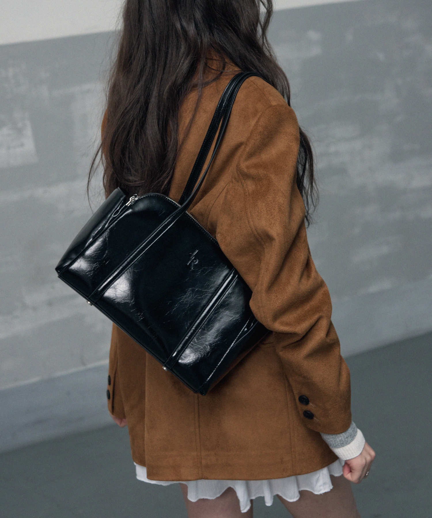 韓国ファッション[LEATHERY] RETRO WRINKLE ENAMEL SHOULDER BAG Retro Wrinkle Enamel Shoulder-bag [BLACK] | ファッション通販