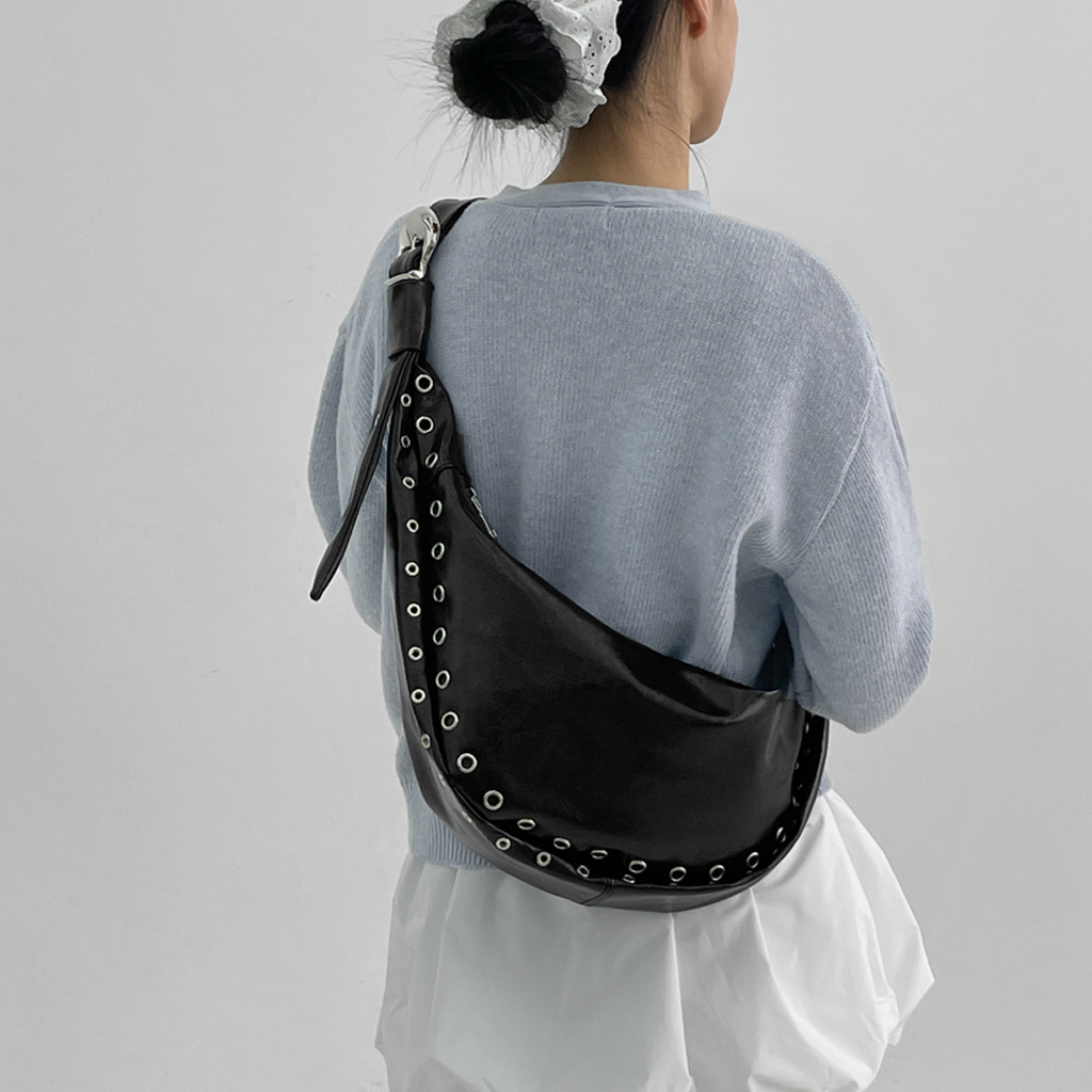 ローケットアイレットクロスボディレザーバッグ