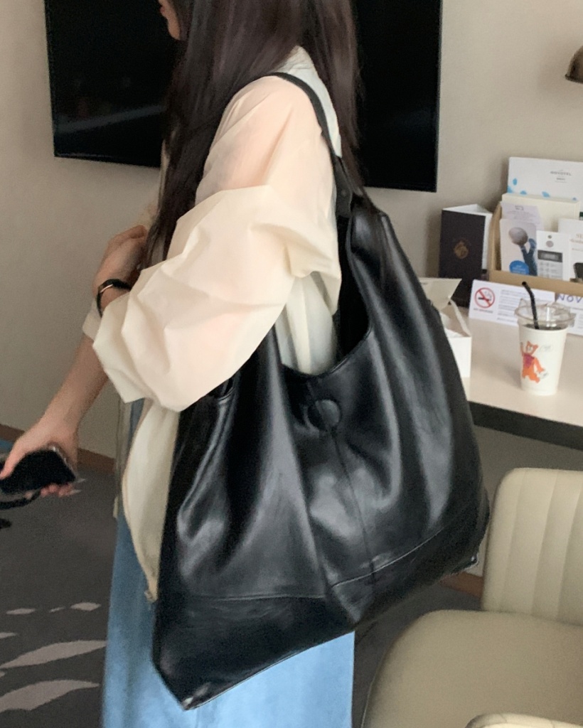 ブラックレザーショルダーバッグ | ファッション通販サイト NUGU