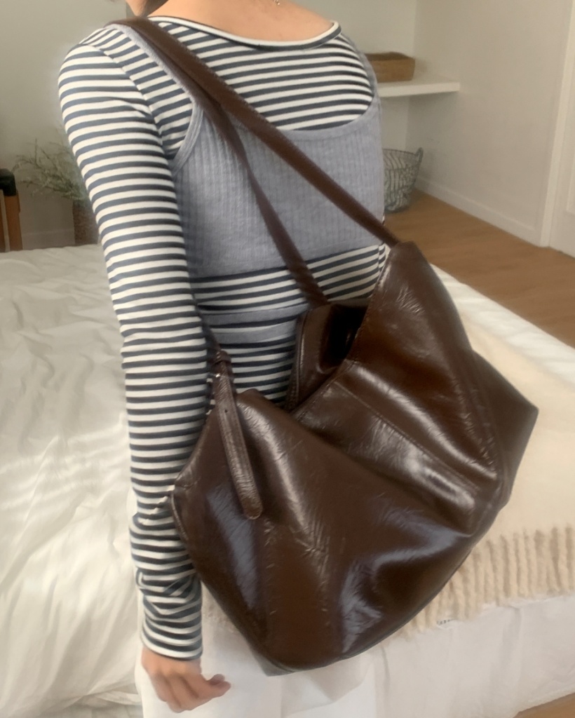 ブラウンレザーショルダーバッグ フェイクレザービッグショルダーバッグ | ファッション通販サイト NUGU