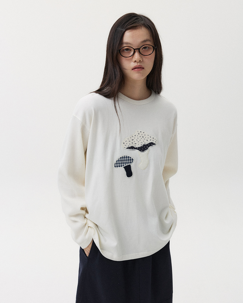 FLOWER MUSHROOM PATCH SWEATSHIRT, IVORY
