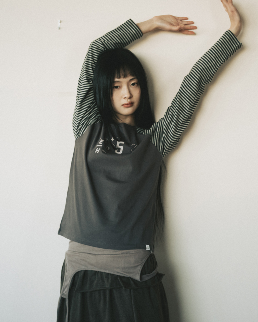 DIAGRAM ONE-SHOULDER T-SHIRT, CHARCOAL