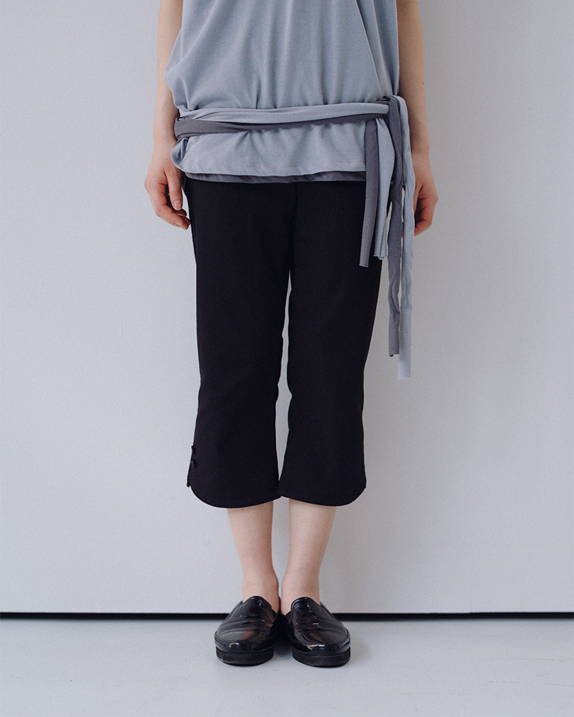 SLIM TWO-BUTTON CAPRI PANTS, BLACK