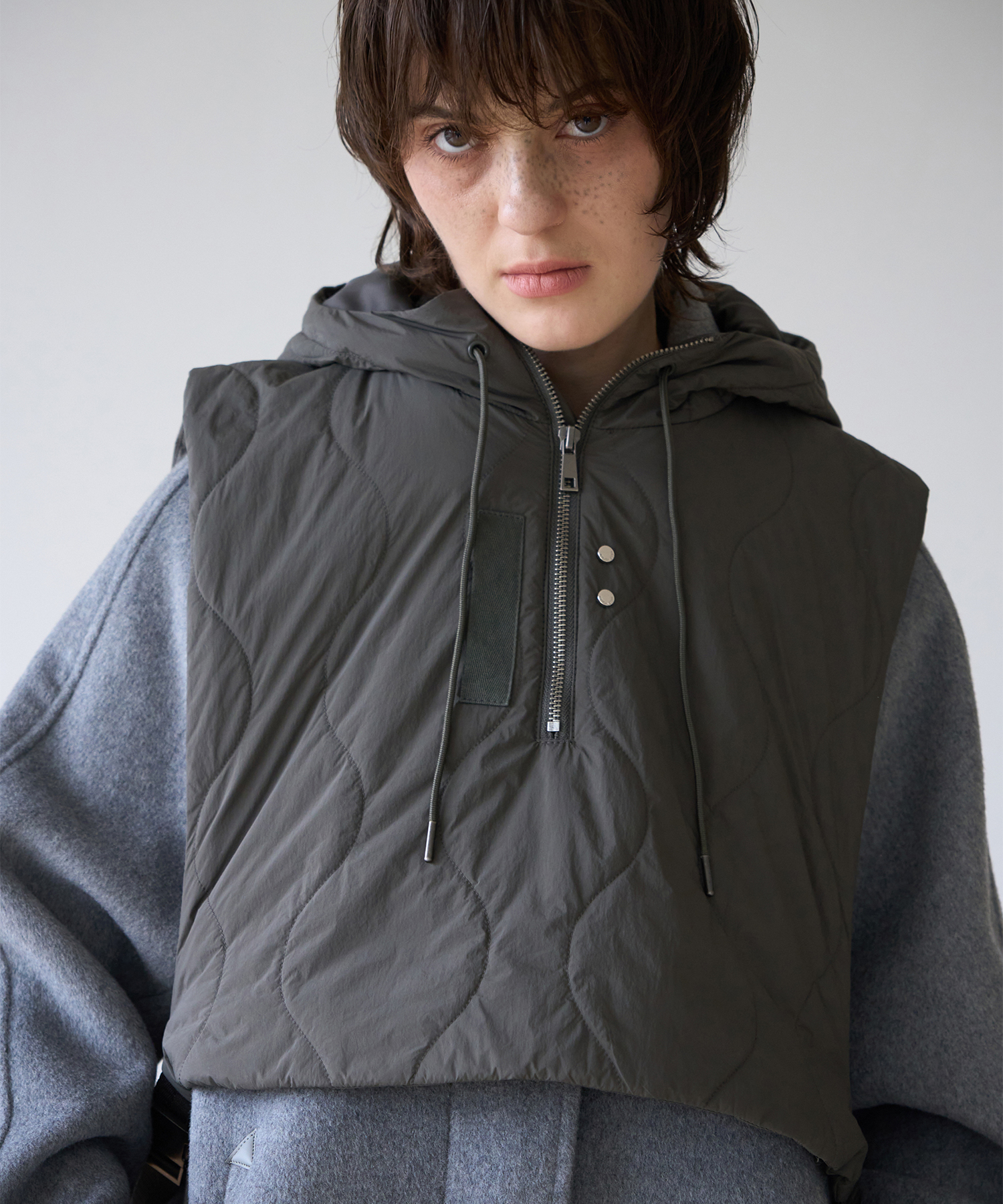 Puff Hoodie Vest [Charcoal]