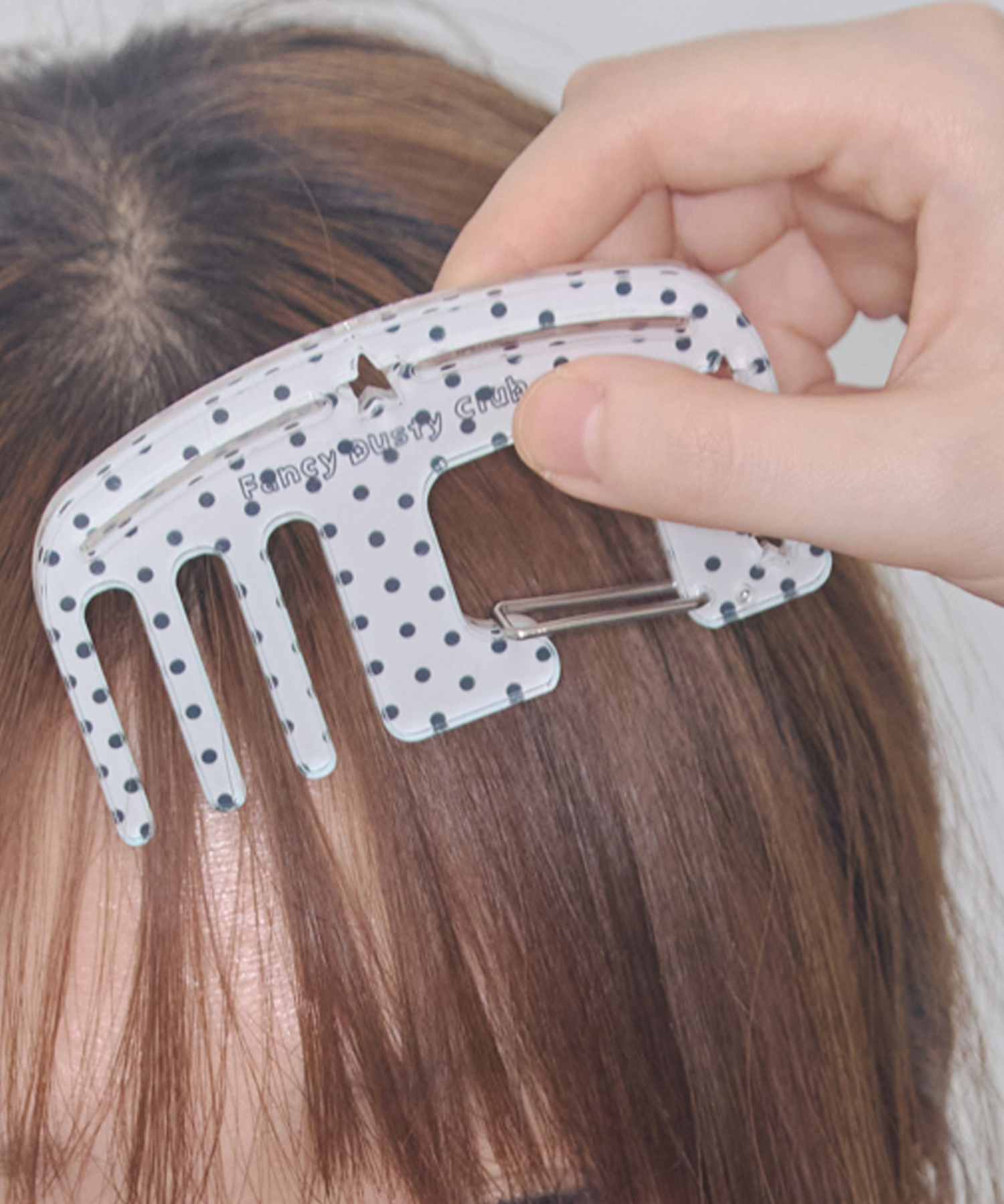 [FANCY X DUSTY] BRUSH CARABINER KEYRING (WHITE) F25NM1013