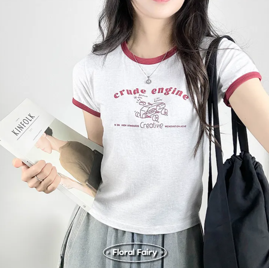 Chihoページ スリムレタリングバイカラーセミクロップド半袖Tシャツ