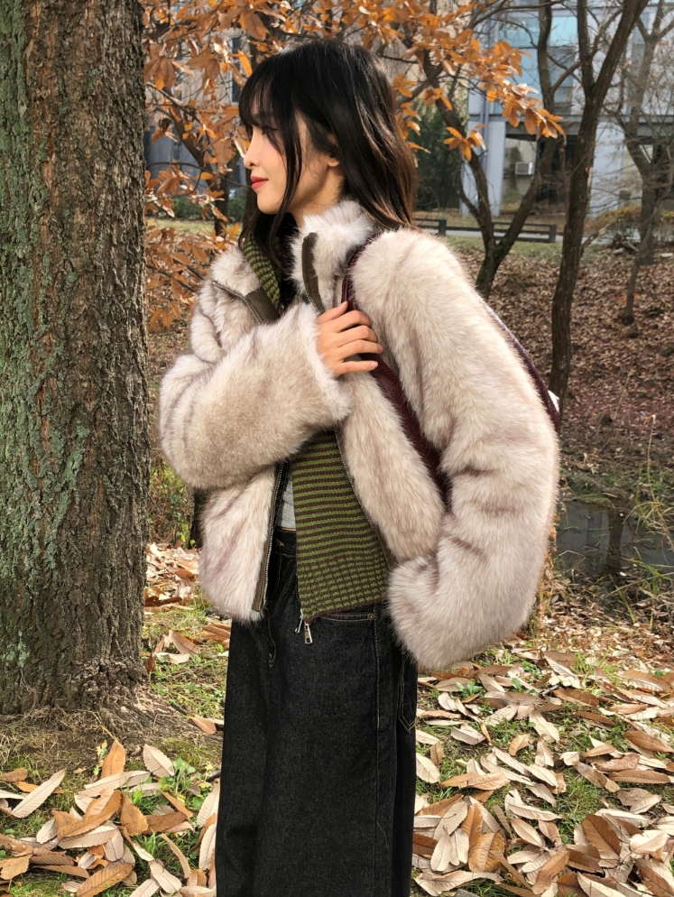 ポンポン付きフードフェイクファージャケット (2color) | ファッション