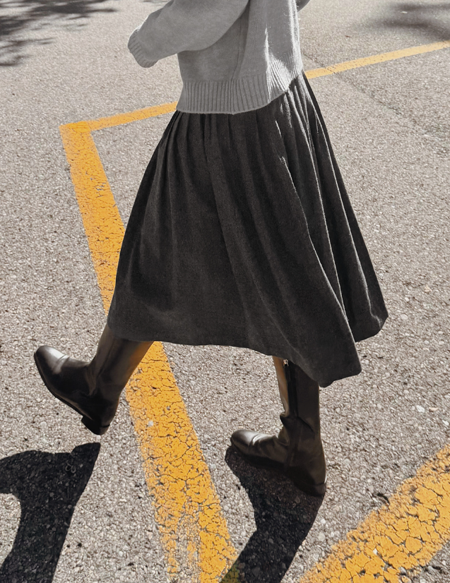 タック入りウールミドル丈スカート