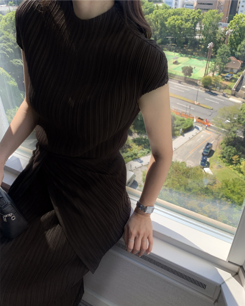 [PLEATS] Silhouette Half Shawl Dress - Charcoal Brown