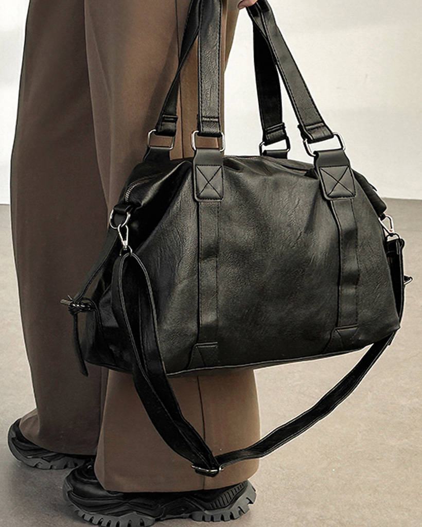 オーバーサイズベルト付きレザーバッグ