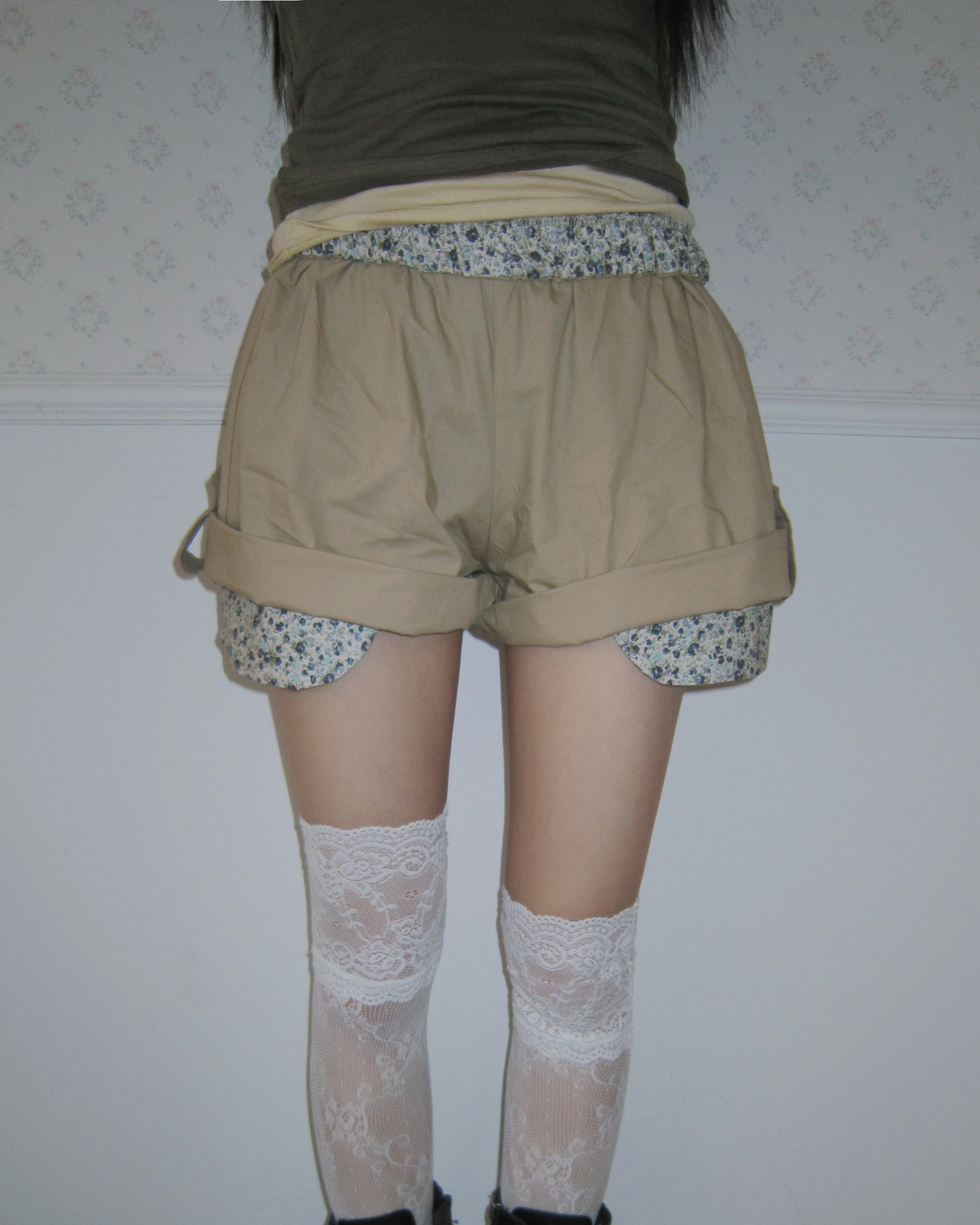 フラワー柄 ロールアップ ショートパンツ