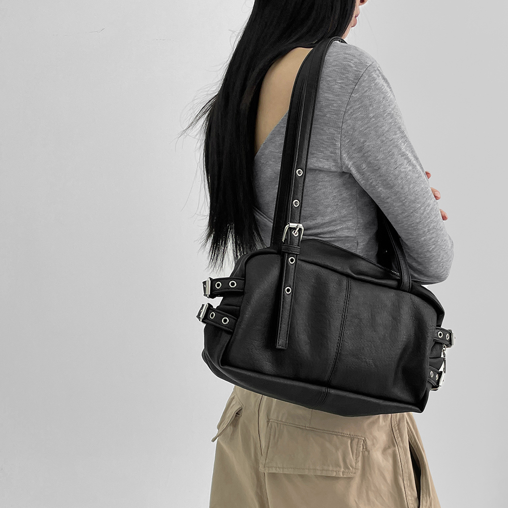 【BLACKUP】ローケットアイレットクロスボディレザーバッグ BLACKUP】ローケットアイレットクロスボディレザーバッグ