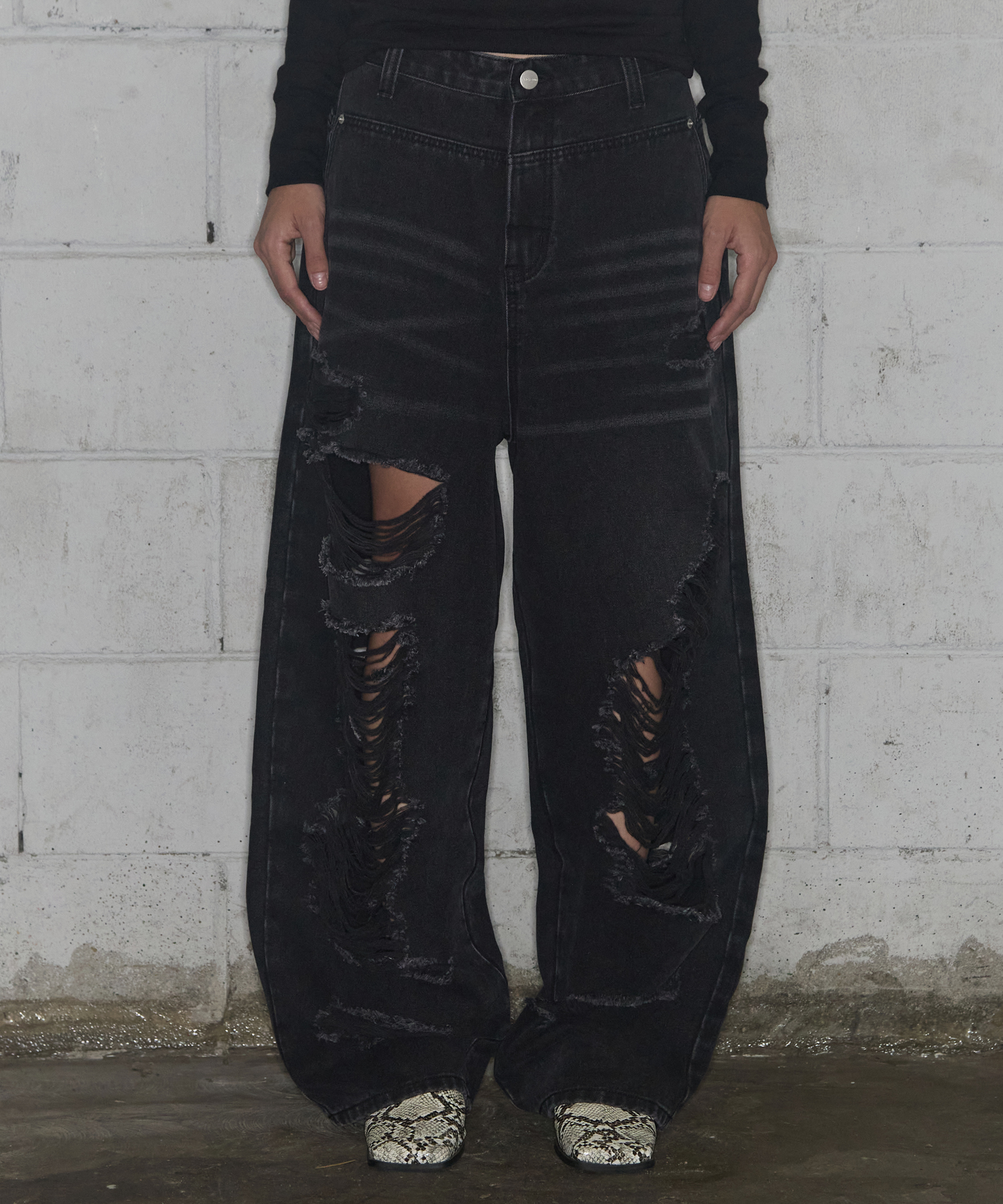 WASHED DAMAGE DENIM PANTS (BLACK) F25ZD979
