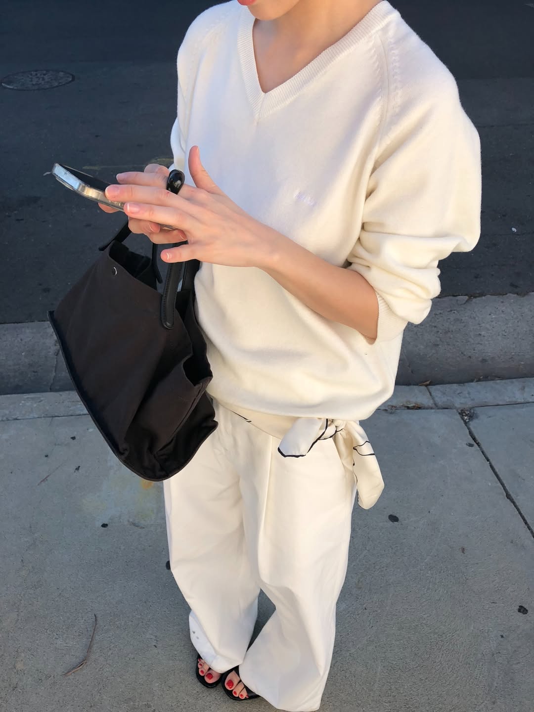 POST V-NECK KNIT (OFF WHITE)