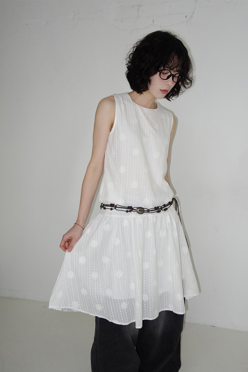 フラワー刺繍ミディ丈ワンピース