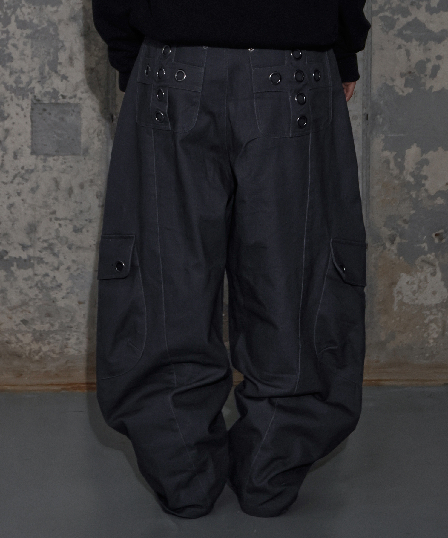 [Influencer pick] CROSS POCKET CARGO PANTS (CHARCOAL) F25ZD976