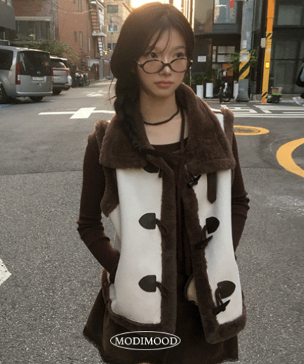 ムートン　取り外し可能フード付き ベスト ムートンフードジレ（ベスト）｜Whim Gazette（ウィムガゼット）の