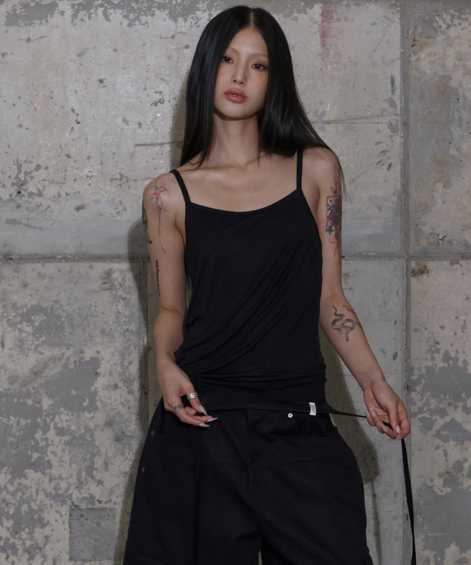 2-WAY STRAP SLEEVELESS (BLACK) F25ZB029