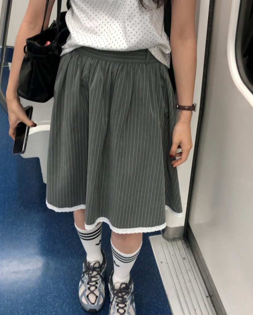 ストライプレースフレアミドル丈スカート