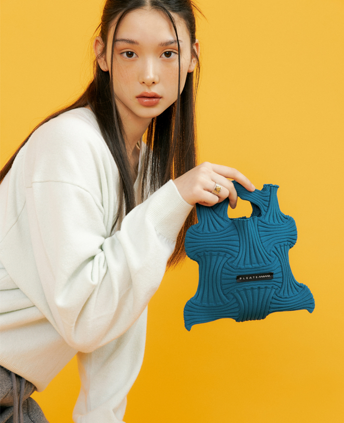 PLEATS MAMA 正規品関税込み Shoulder bag blue mulberry Knit Pleated Shoulder Bag made from Recycled Ocean Plastic