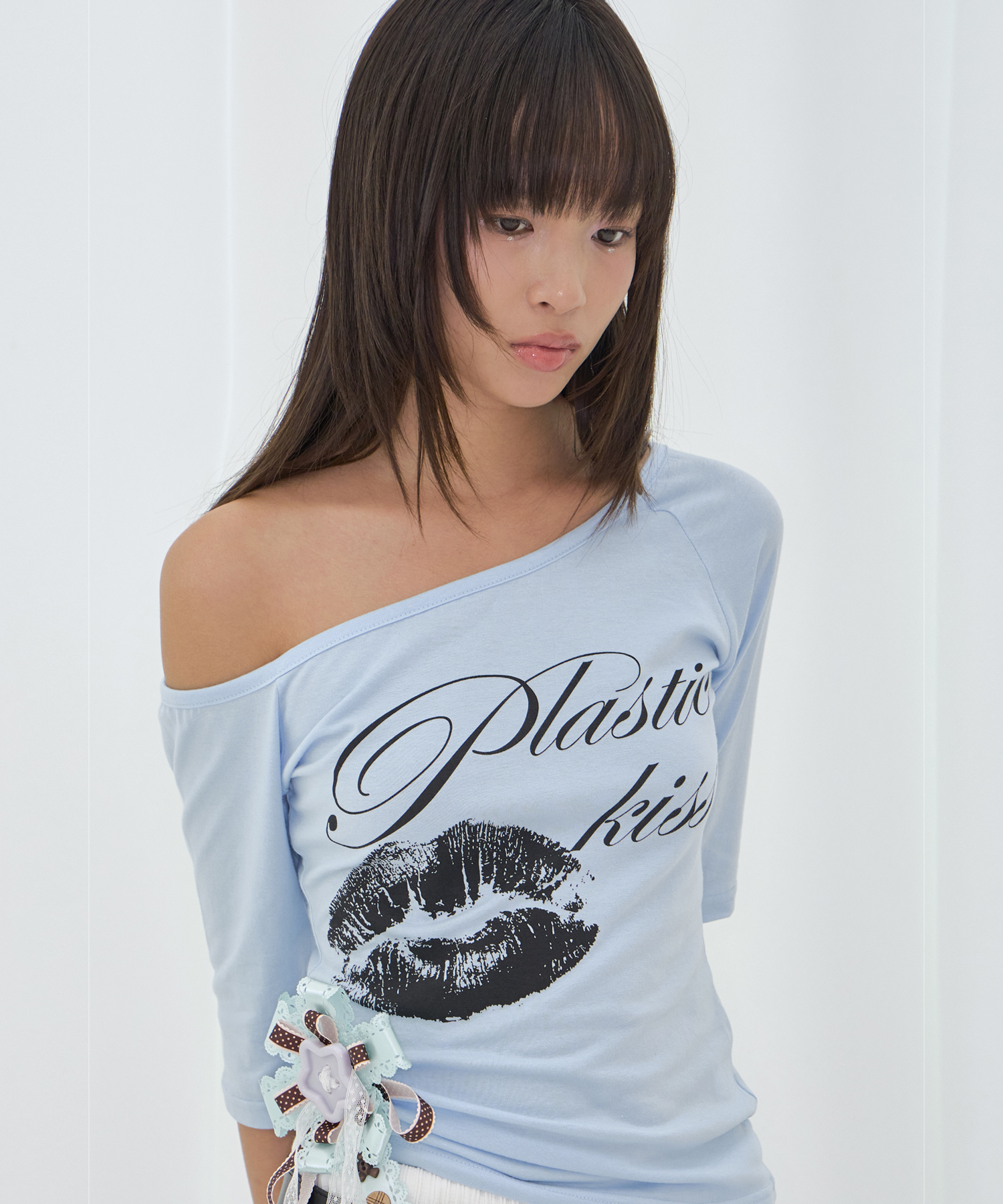 PLASTIC KISS ONE-SHOULDER TOP (SKY BLUE) F26QB051