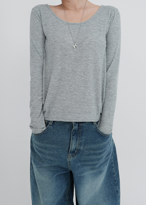 UネックTシャツ