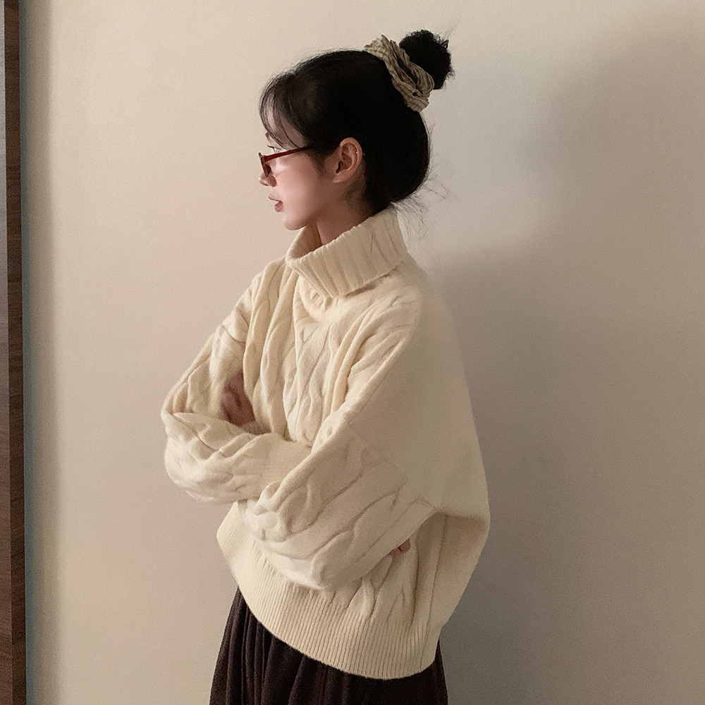 ケーブルタートルネックニット