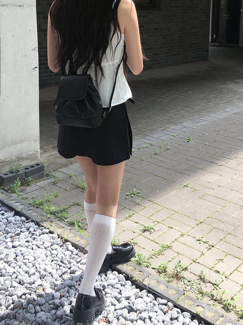 ブラックフェイクレザー巾着型フラップミニリュック